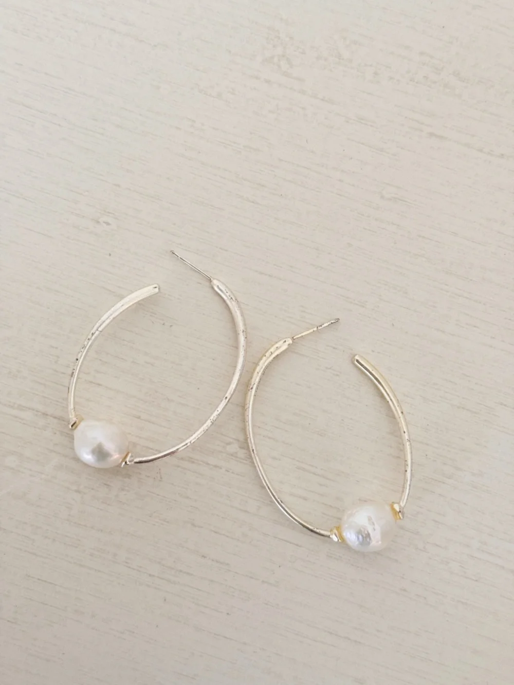 Kendra Scott Regina Silver Hoop Earrings with White Pearl Accent